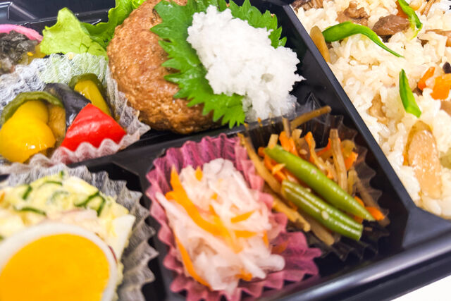 米が旨い！食べちゃう弁当-和風おろしハンバーグ＆炊き込みごはん