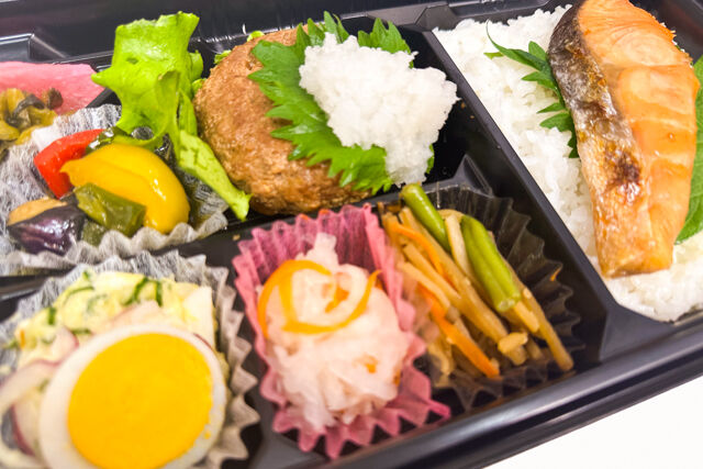 米が旨い！食べちゃう弁当-和風おろしハンバーグ＆鮭の塩焼き