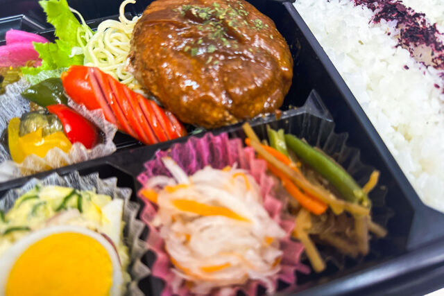 米が旨い！食べちゃう弁当-ハンバーグ赤ワイン煮込み＆ゆかりごはん