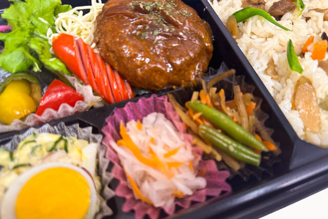 米が旨い！食べちゃう弁当-ハンバーグ赤ワイン煮込み＆炊き込みごはん