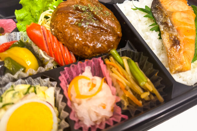 米が旨い！食べちゃう弁当-ハンバーグ赤ワイン煮込み＆鮭の塩焼き