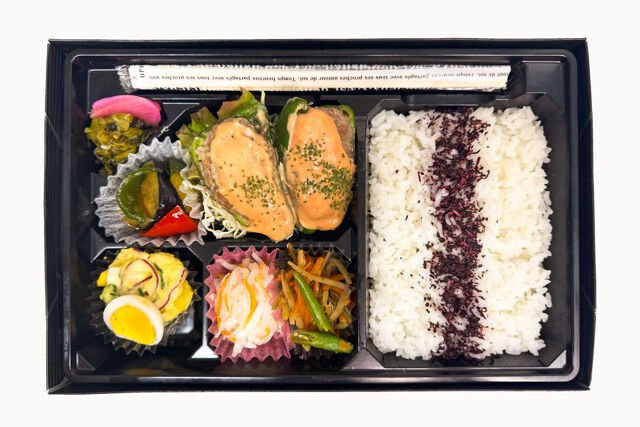 米が旨い！食べちゃう弁当-ピーマンの肉詰め＆ゆかりごはん