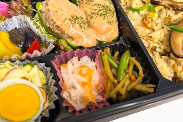 米が旨い！食べちゃう弁当-ピーマンの肉詰め＆炊き込みごはん