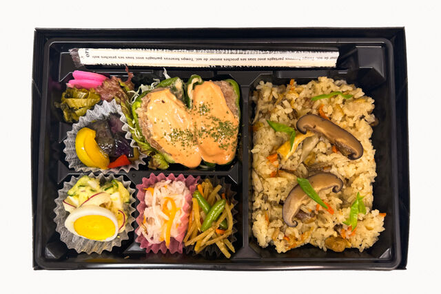 米が旨い！食べちゃう弁当-ピーマンの肉詰め＆炊き込みごはん