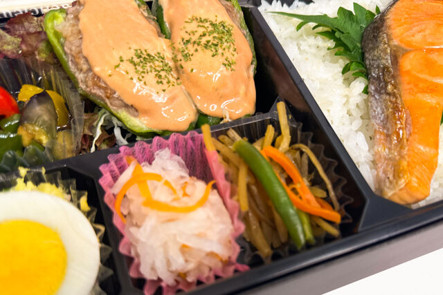 米が旨い！食べちゃう弁当-ピーマンの肉詰め＆鮭の塩焼き