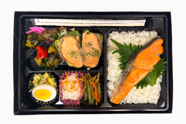 米が旨い！食べちゃう弁当-ピーマンの肉詰め＆鮭の塩焼き