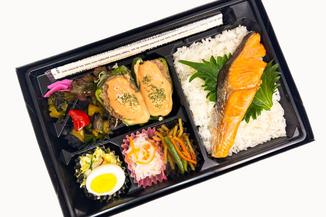 米が旨い！食べちゃう弁当-ピーマンの肉詰め＆鮭の塩焼き