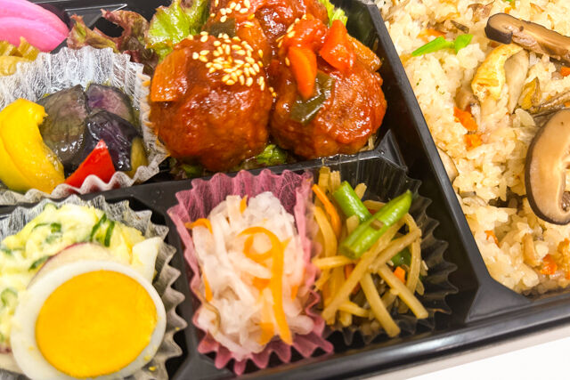 米が旨い！食べちゃう弁当-ミートボール＆炊き込みごはん