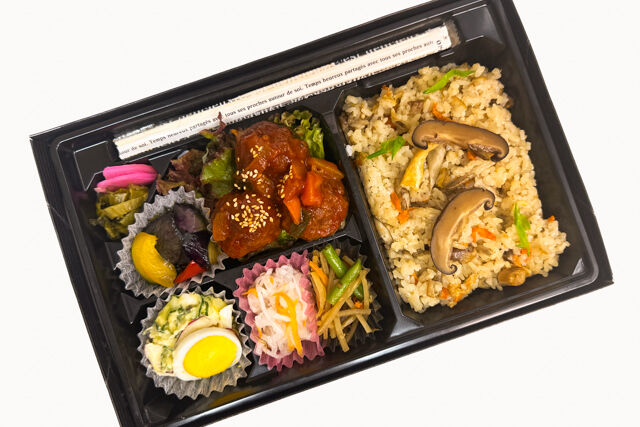 米が旨い！食べちゃう弁当-ミートボール＆炊き込みごはん