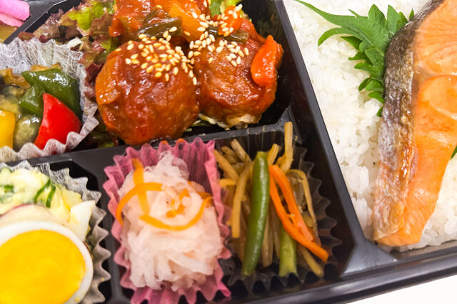 米が旨い！食べちゃう弁当-ミートボール＆鮭の塩焼き