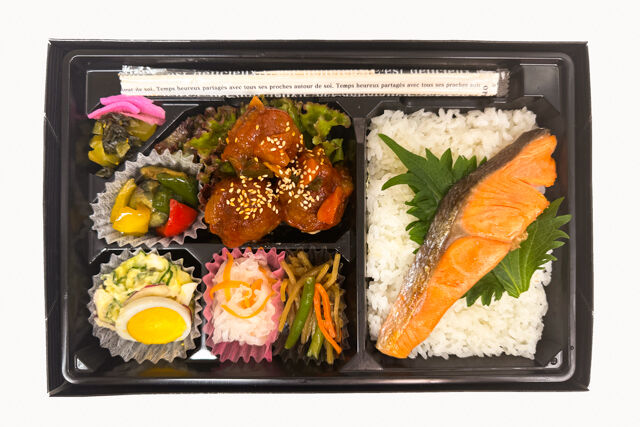 米が旨い！食べちゃう弁当-ミートボール＆鮭の塩焼き