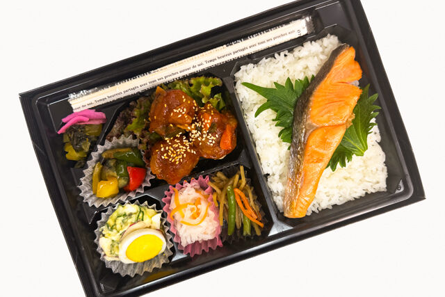 米が旨い！食べちゃう弁当-ミートボール＆鮭の塩焼き