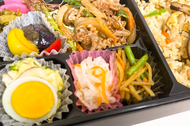 米が旨い！食べちゃう弁当-牛焼肉炒め＆炊き込みごはん