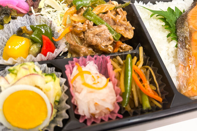 米が旨い！食べちゃう弁当-牛焼肉炒め＆鮭の塩焼き