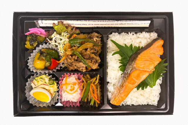 米が旨い！食べちゃう弁当-牛焼肉炒め＆鮭の塩焼き