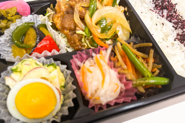 米が旨い！食べちゃう弁当-豚の生姜焼き＆ゆかりごはん