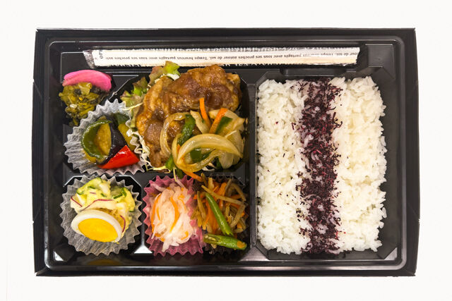 米が旨い！食べちゃう弁当-豚の生姜焼き＆ゆかりごはん