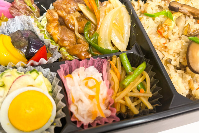 米が旨い！食べちゃう弁当-豚の生姜焼き＆炊き込みごはん