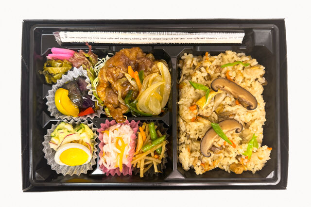 米が旨い！食べちゃう弁当-豚の生姜焼き＆炊き込みごはん