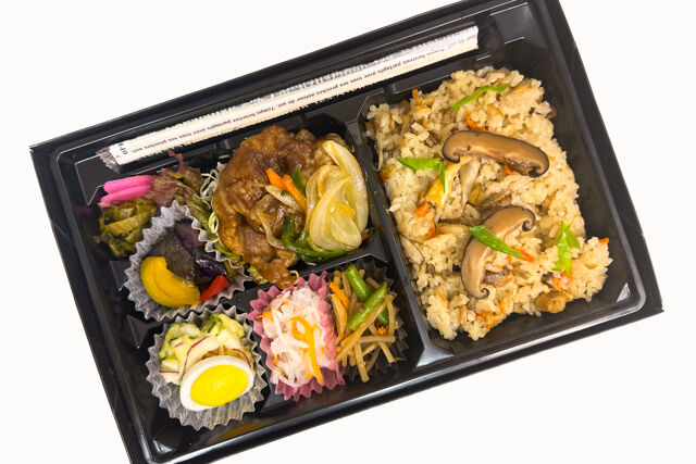 米が旨い！食べちゃう弁当-豚の生姜焼き＆炊き込みごはん