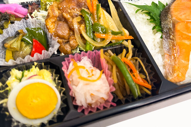 米が旨い！食べちゃう弁当-豚の生姜焼き＆鮭の塩焼き