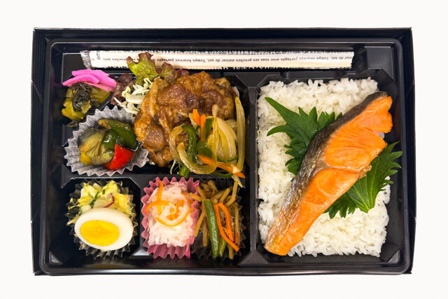 米が旨い！食べちゃう弁当-豚の生姜焼き＆鮭の塩焼き