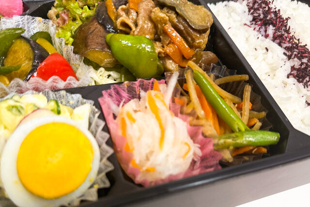 米が旨い！食べちゃう弁当-豚ナス炒め＆ゆかりごはん