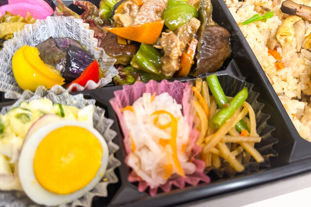 米が旨い！食べちゃう弁当-豚ナス炒め＆炊き込みごはん