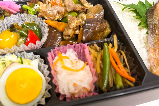 米が旨い！食べちゃう弁当-豚ナス炒め＆鮭の塩焼き