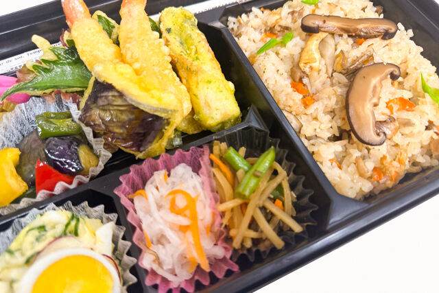 米が旨い！食べちゃう弁当-天ぷら盛合わせ＆炊き込みごはん