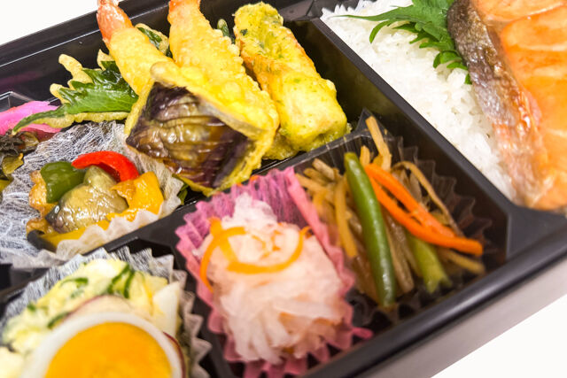 米が旨い！食べちゃう弁当-天ぷら盛合わせ＆鮭の塩焼き