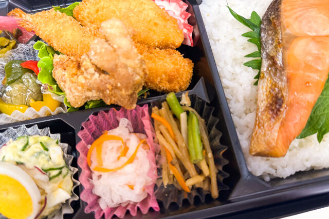 米が旨い！食べちゃう弁当-MIXフライ＆鮭の塩焼き
