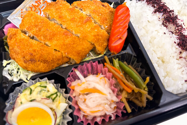 米が旨い！食べちゃう弁当-BIGメンチカツ＆ゆかりごはん