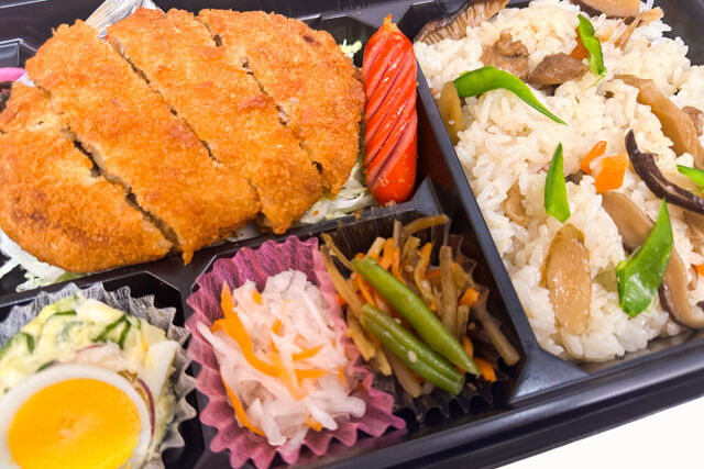 米が旨い！食べちゃう弁当-BIGメンチカツ＆炊き込みごはん