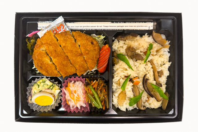 米が旨い！食べちゃう弁当-BIGメンチカツ＆炊き込みごはん