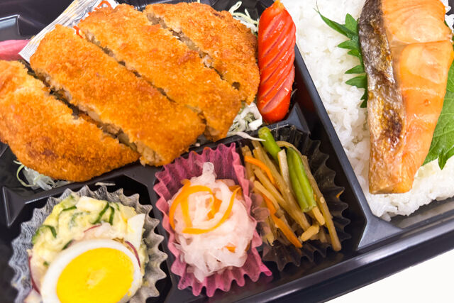 米が旨い！食べちゃう弁当-BIGメンチカツ＆鮭の塩焼き