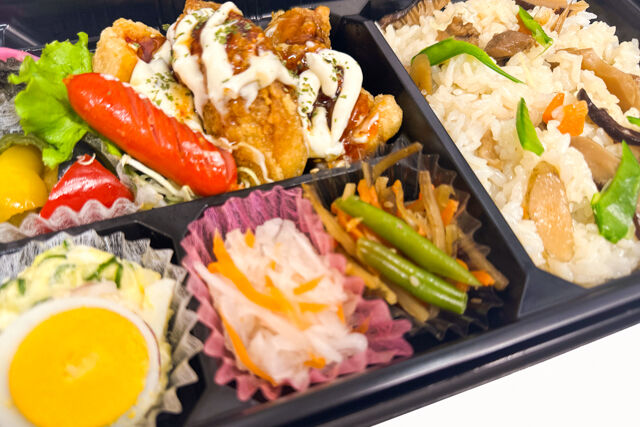 米が旨い！食べちゃう弁当-こってりチキン南蛮＆炊き込みごはん