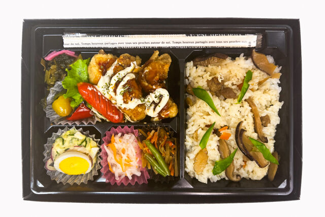 米が旨い！食べちゃう弁当-こってりチキン南蛮＆炊き込みごはん