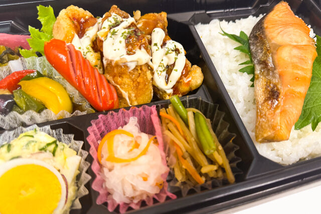 米が旨い！食べちゃう弁当-こってりチキン南蛮＆鮭の塩焼き