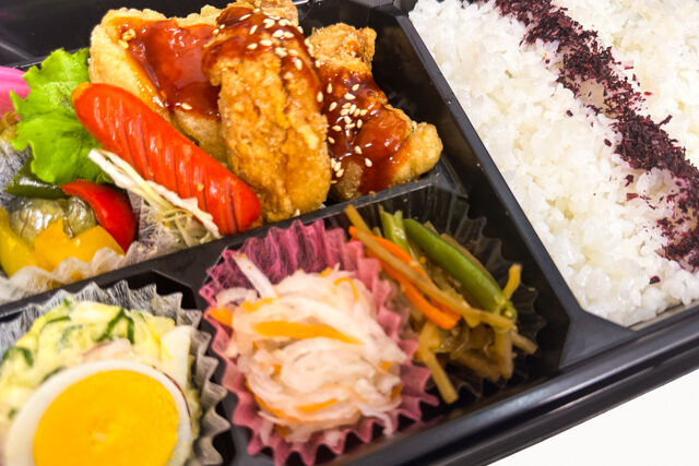 米が旨い！食べちゃう弁当-甘辛ヤンニョムチキン＆ゆかりごはん