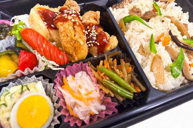 米が旨い！食べちゃう弁当-甘辛ヤンニョムチキン＆炊き込みごはん