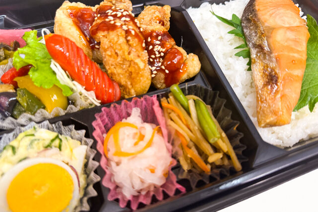 米が旨い！食べちゃう弁当-甘辛ヤンニョムチキン＆鮭の塩焼き