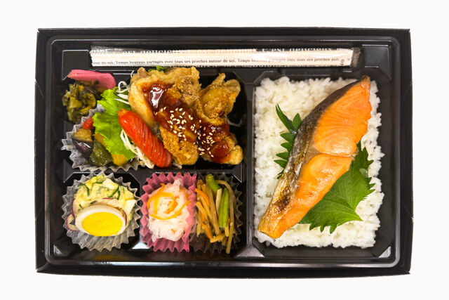 米が旨い！食べちゃう弁当-甘辛ヤンニョムチキン＆鮭の塩焼き
