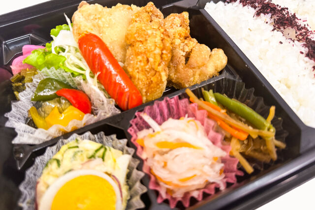 米が旨い！食べちゃう弁当-鶏のから揚げ＆ゆかりごはん