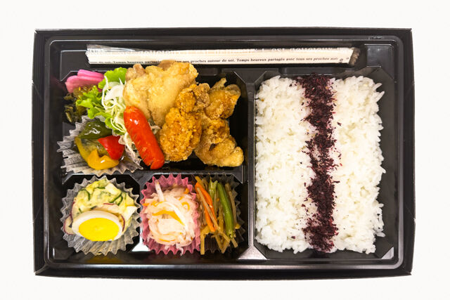米が旨い！食べちゃう弁当-鶏のから揚げ＆ゆかりごはん