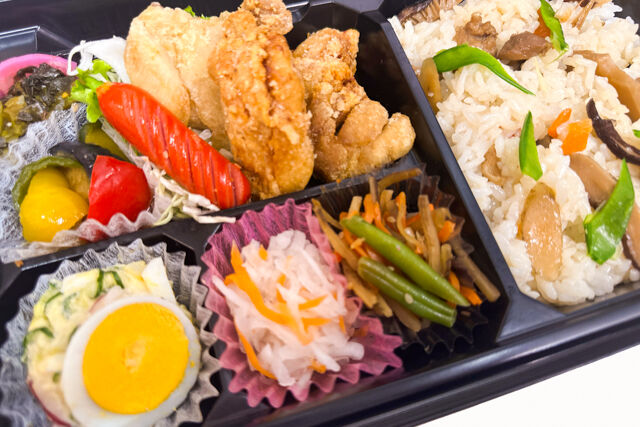 米が旨い！食べちゃう弁当-鶏のから揚げ＆炊き込みごはん