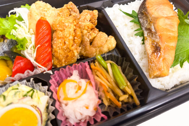 米が旨い！食べちゃう弁当-鶏のから揚げ＆鮭の塩焼き