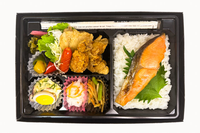 米が旨い！食べちゃう弁当-鶏のから揚げ＆鮭の塩焼き
