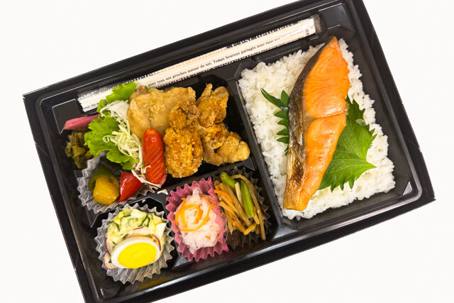 米が旨い！食べちゃう弁当-鶏のから揚げ＆鮭の塩焼き