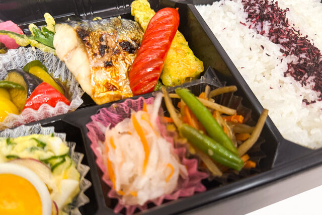 米が旨い！食べちゃう弁当-鯖の塩焼き&ゆかりごはん